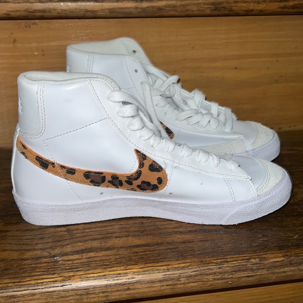 Nike US women’s size 7.5 high top sneakers. Never worn